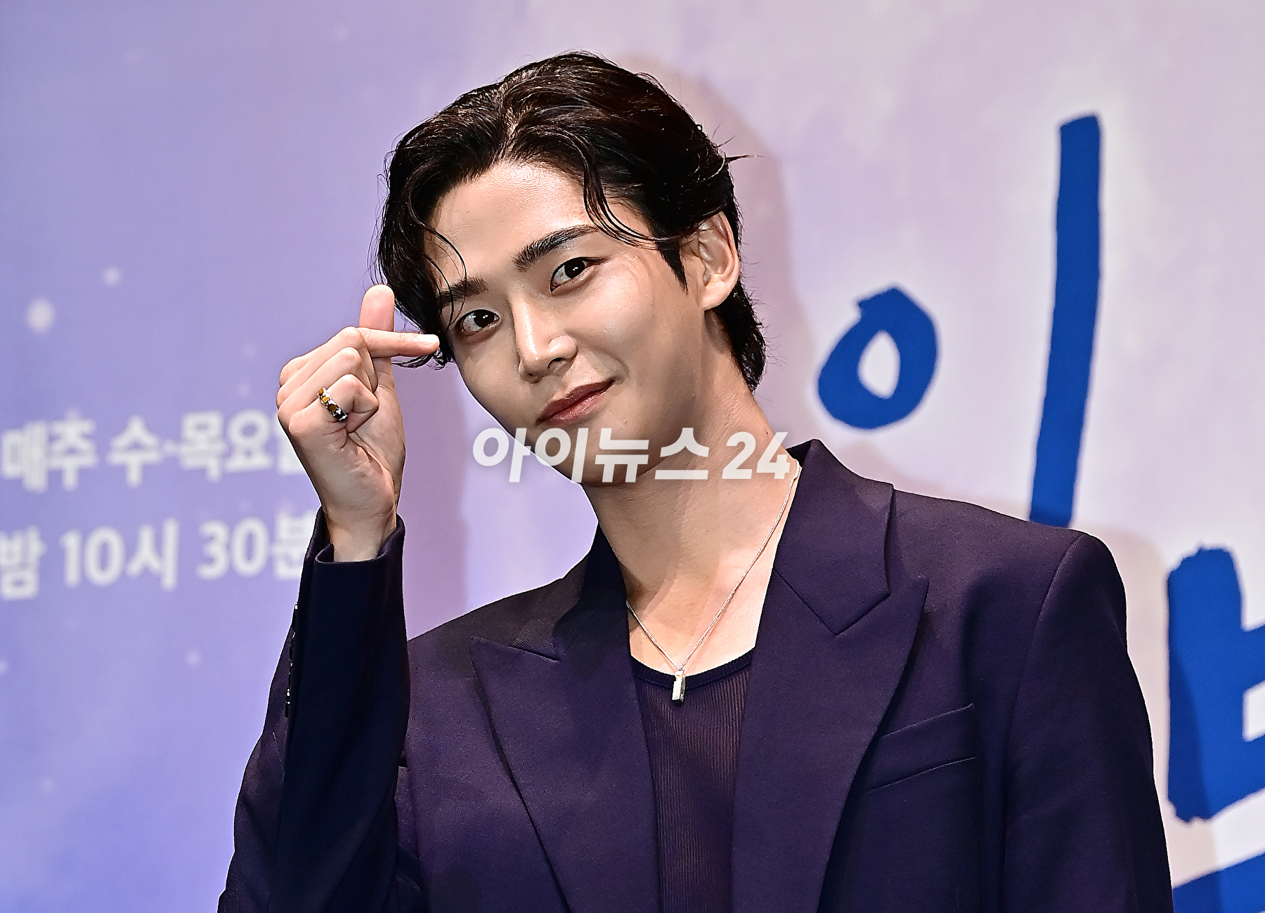 배우 하준&#44; 유라&#44; 조보아&#44; 로운이 23일 오후 서울 구로구 신도림동 라마다서울신도림호텔에서 열린 JTBC 수목드라마 &#39;이 연애는 불가항력&#39; 제작발표회에서 포토타임을 갖고 있다. [사진=곽영래 기자]