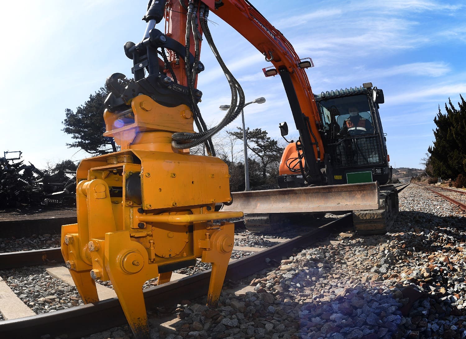 코레일, 국내 최초 선로보수용‘굴삭기 다짐유닛’ 개발