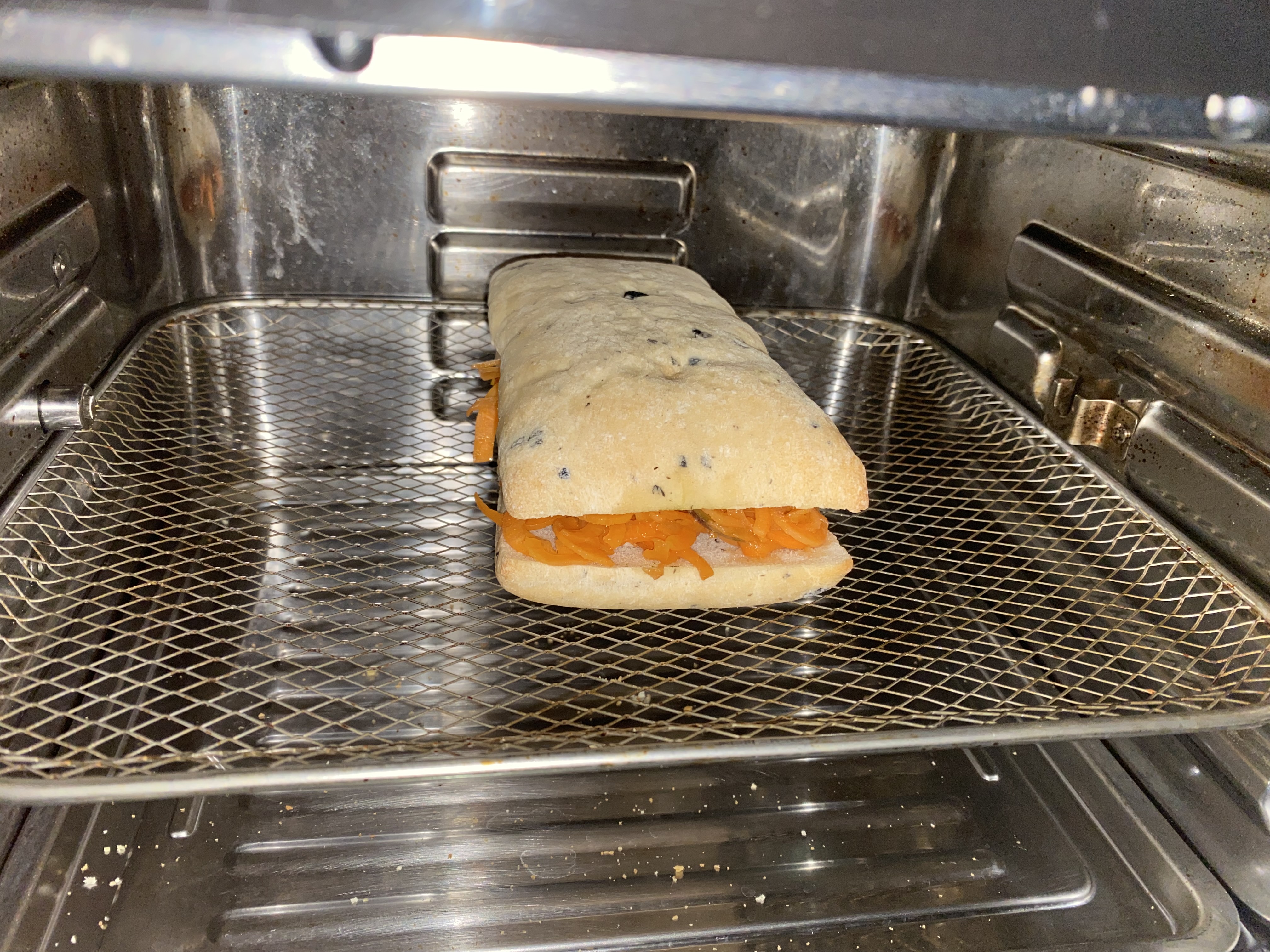 바질토마토치즈 치아바타 에어프라이기에 넣은모습