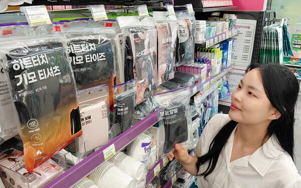 방한용품을 고르고 있는 여자 모델