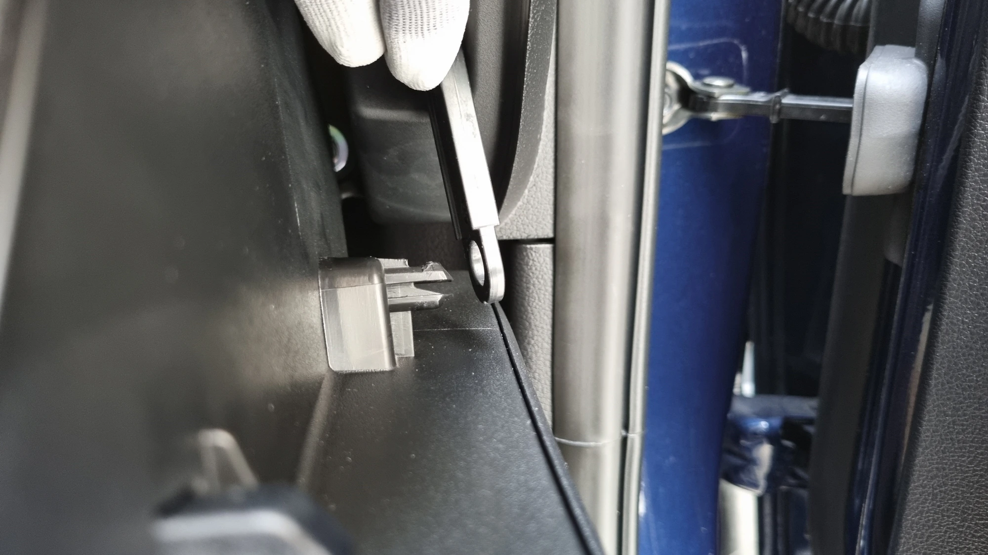 글로브박스 지지대 고리