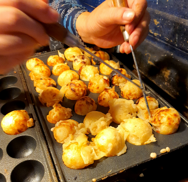 마지막으로 뒤집어 익히는 타코야끼