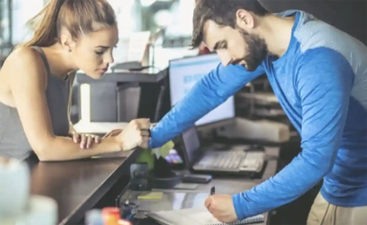 헬스장-상담-등록-여자고객-남자트레이너