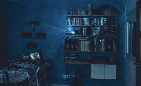 봉준호 감독의 영화 세계관: 사회 비판, 장르 혼합, 그리고 예측 불허의 유머