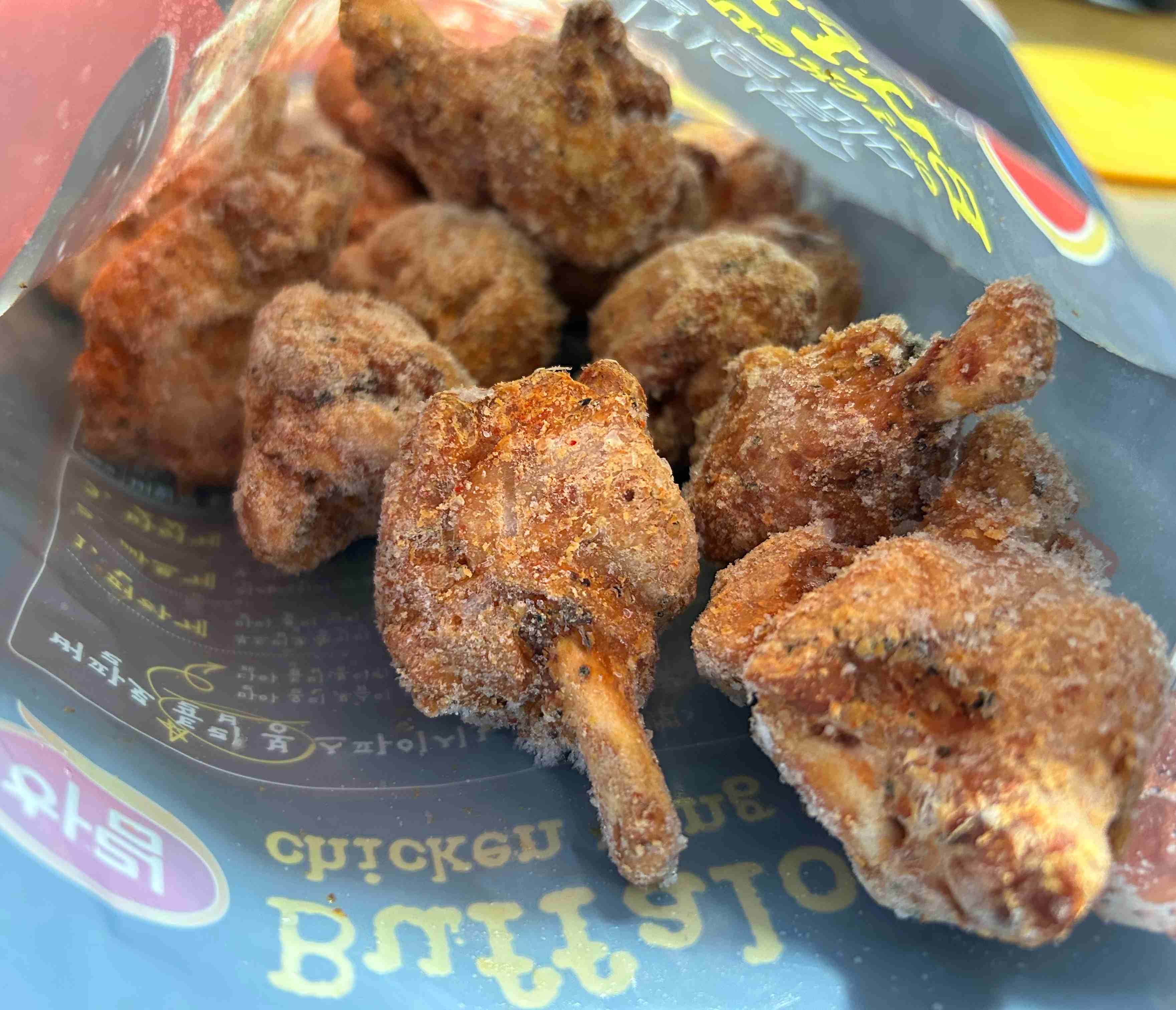 봉지 안에 들어있는 치킨