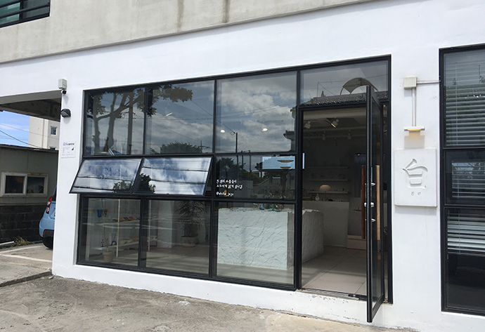 협재-숙소-버스정류장-앞-악세사리-숍