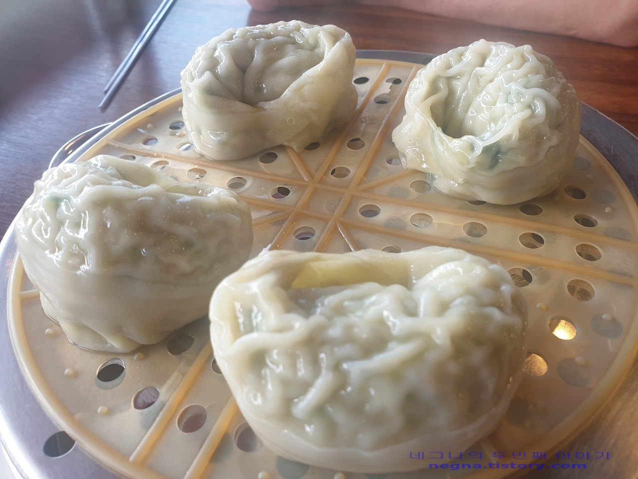 밀면집의 왕만두.