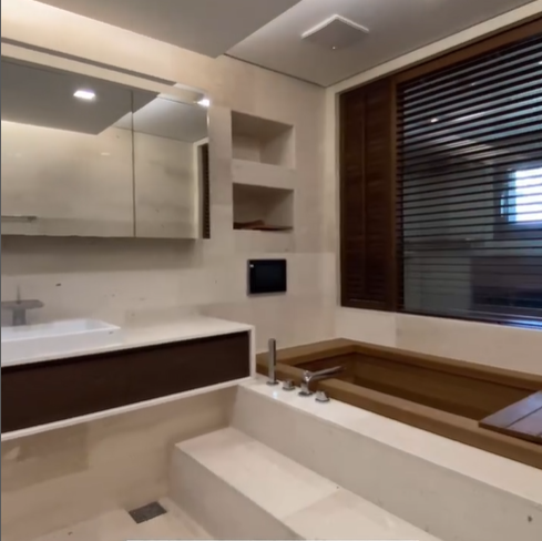 반신욕도 즐길수 있는 욕조 구조로 되어 있어 부모님들이 좋아할만한 공간.