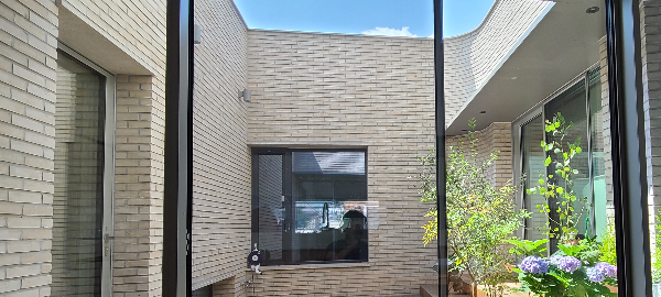 햇볕을 가득 담는 중정 모습