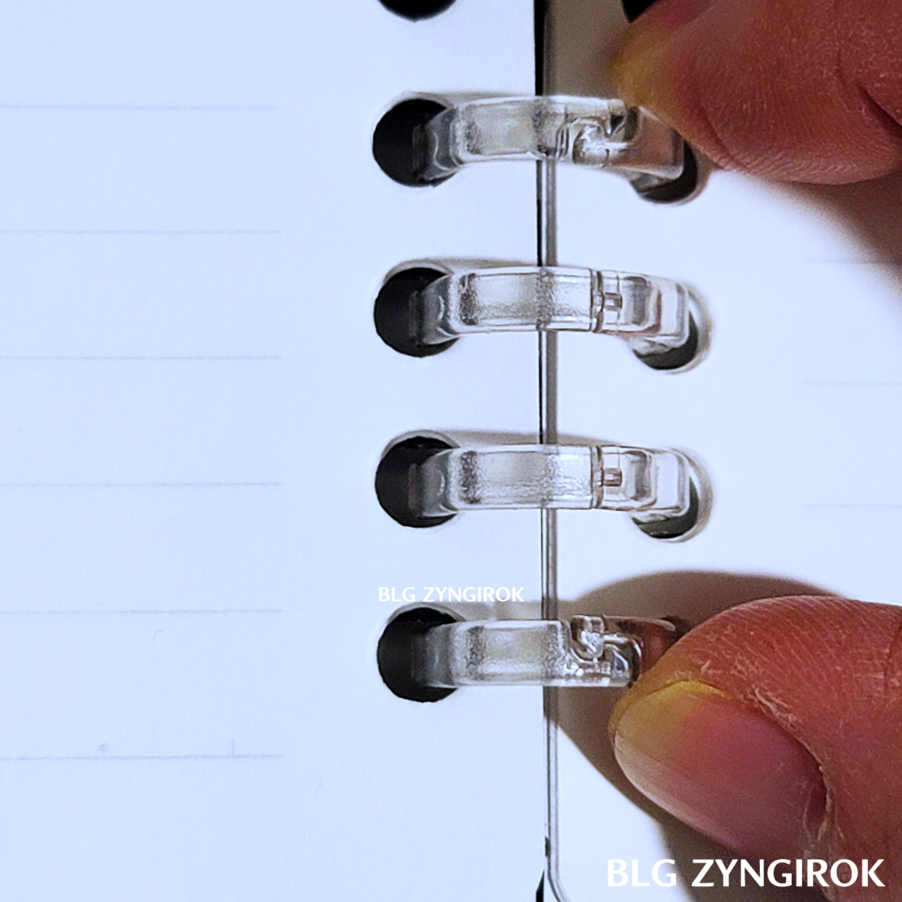 TEFRENU-바인더-링을-열기위해-양-손가락을-링-양끝에-댄-모습이다.