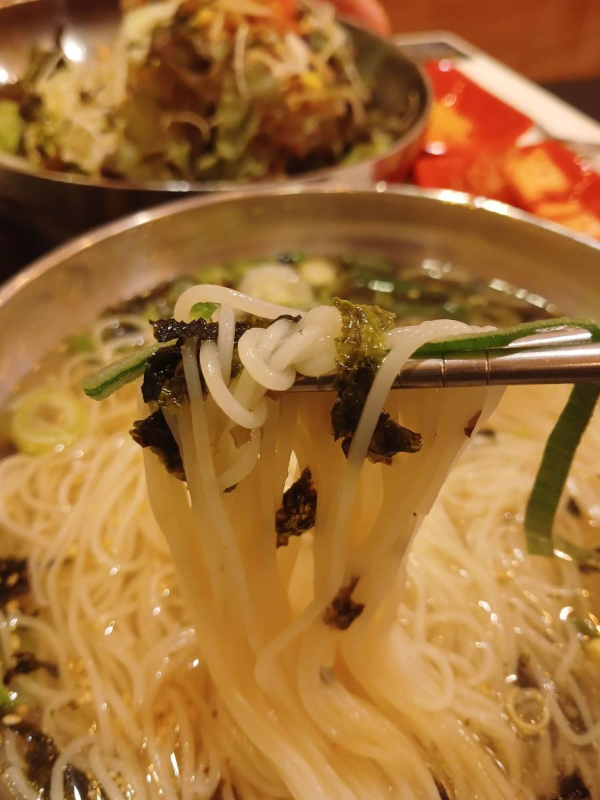 잔치국수 한입