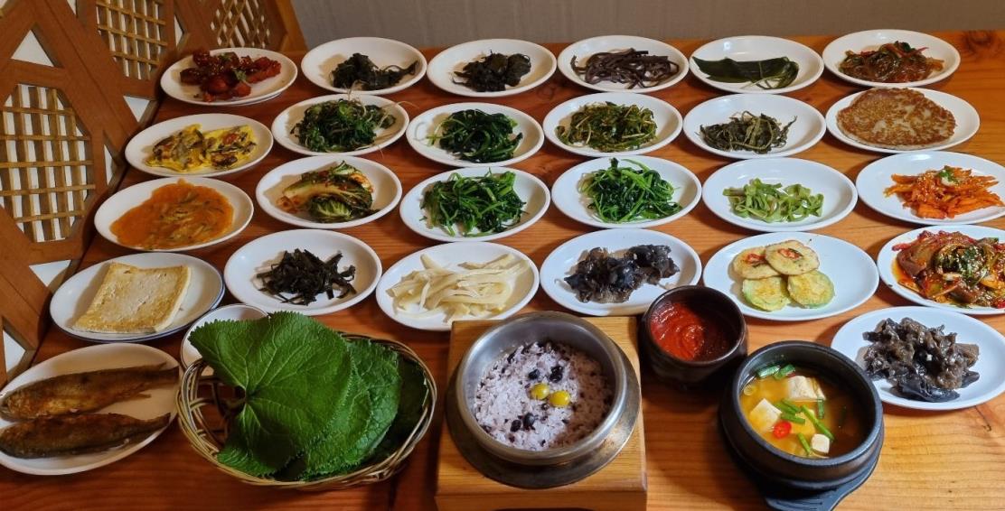 생생정보마당 맛스타그램 산채정식 30첩 밥상이 차려져 있음