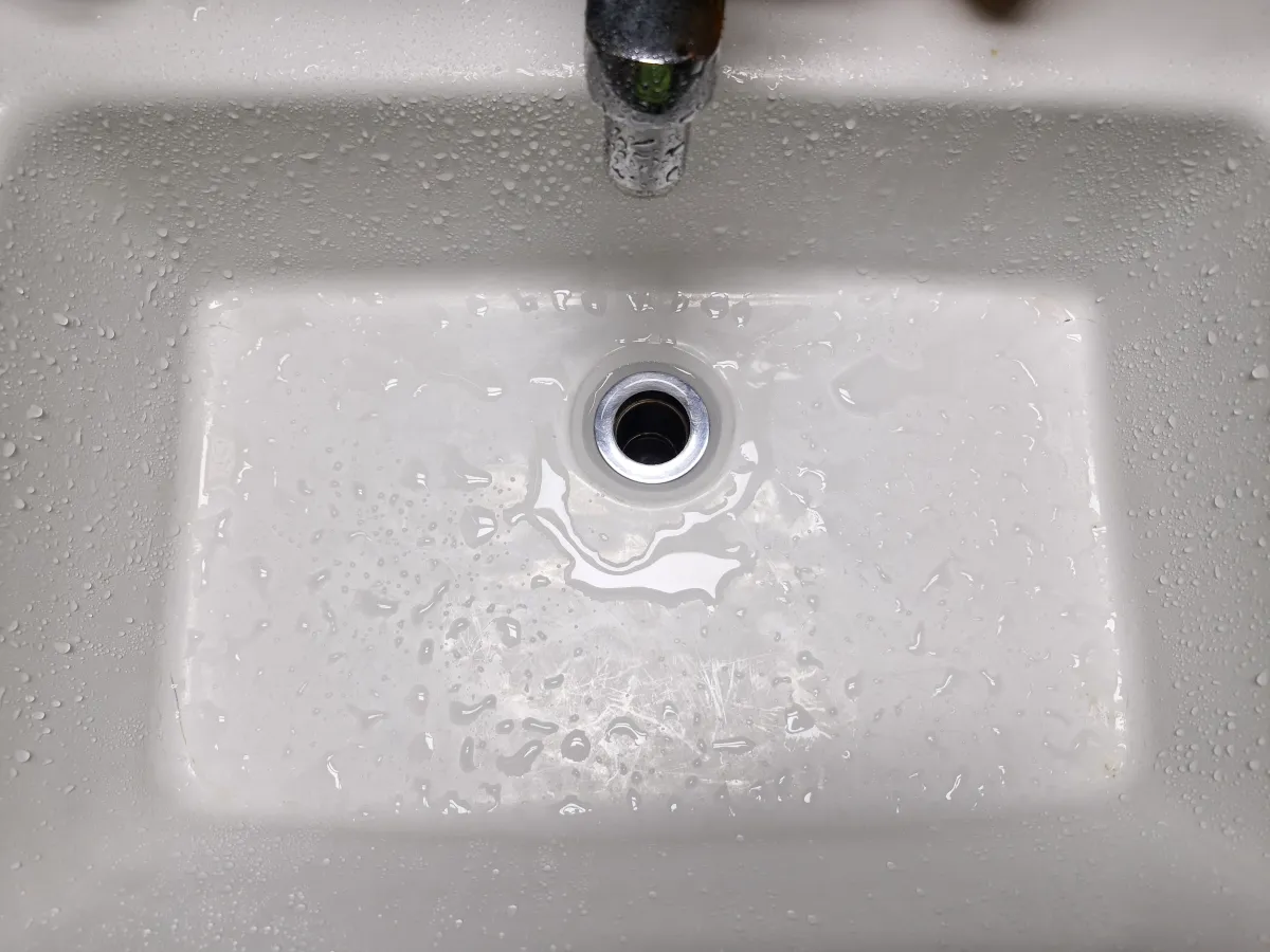 화장실-세면대-물마개가-없어서-뚫려있는-모습