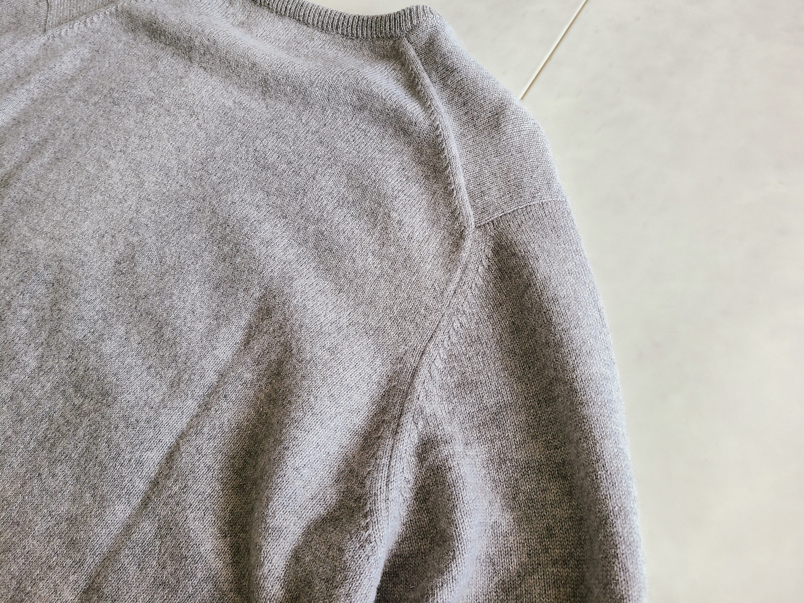 어깨선 봉제도 꼼꼼하고 유려합니다