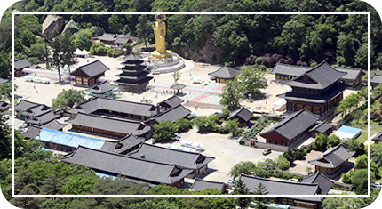 2025년 단풍 절정 시기 &ndash; 수도권&middot;충청권 단풍 명소 - 속리산 법주사 이미지 / 출처: 대한불교조계종 홈페이지