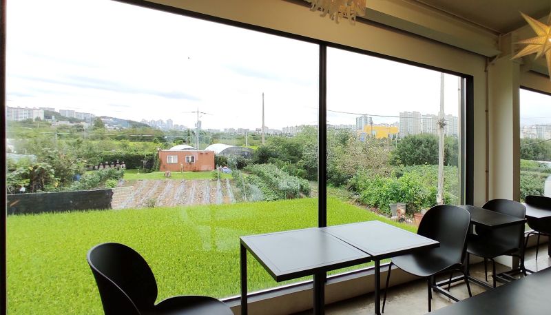 2층역시 창을 크게 내서 논밭을 바라보면서 커피를 마시도록 인테리어 되어있음