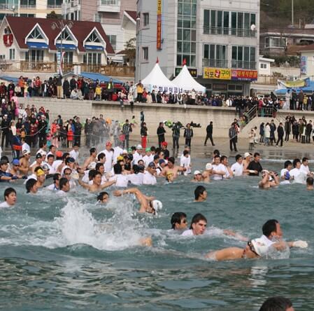덕포해수욕장에서 열린 펭귄수영축제. 참가자들이 겨울 바다에 뛰어들며 축제를 즐기고 있는 모습