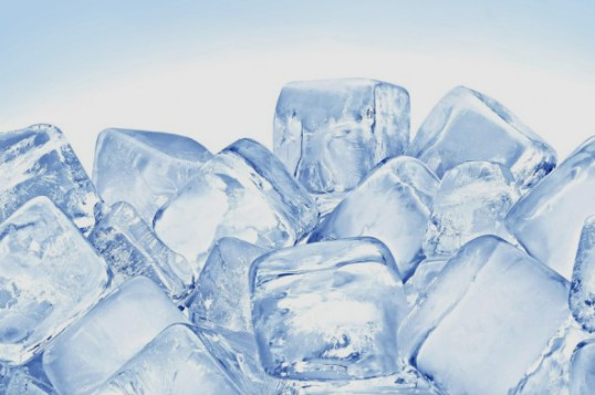 얼음을 깨물어 먹는건 치아 건강에 좋지 않다