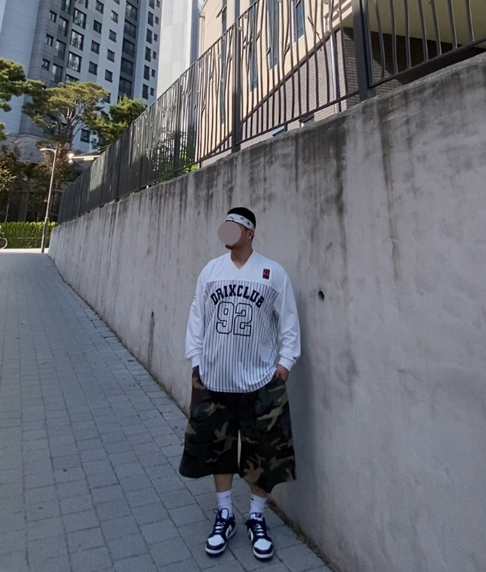 데일리룩('26. 5. 17.)하바행크 클래식 페이슬리 반다나, 드릭스 스트라이프 럭비 티셔츠, 카고브로스 카모 와이드 버뮤다 팬츠, 나이키 삭스 양말, 나이키 덩크로우 범고래