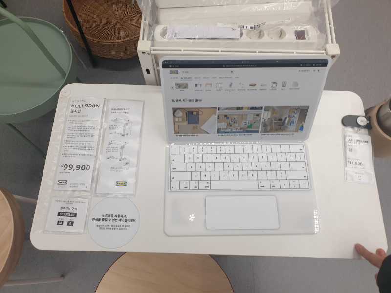테이블 위에 노트북 모형과 설명 태그가 놓여있다.