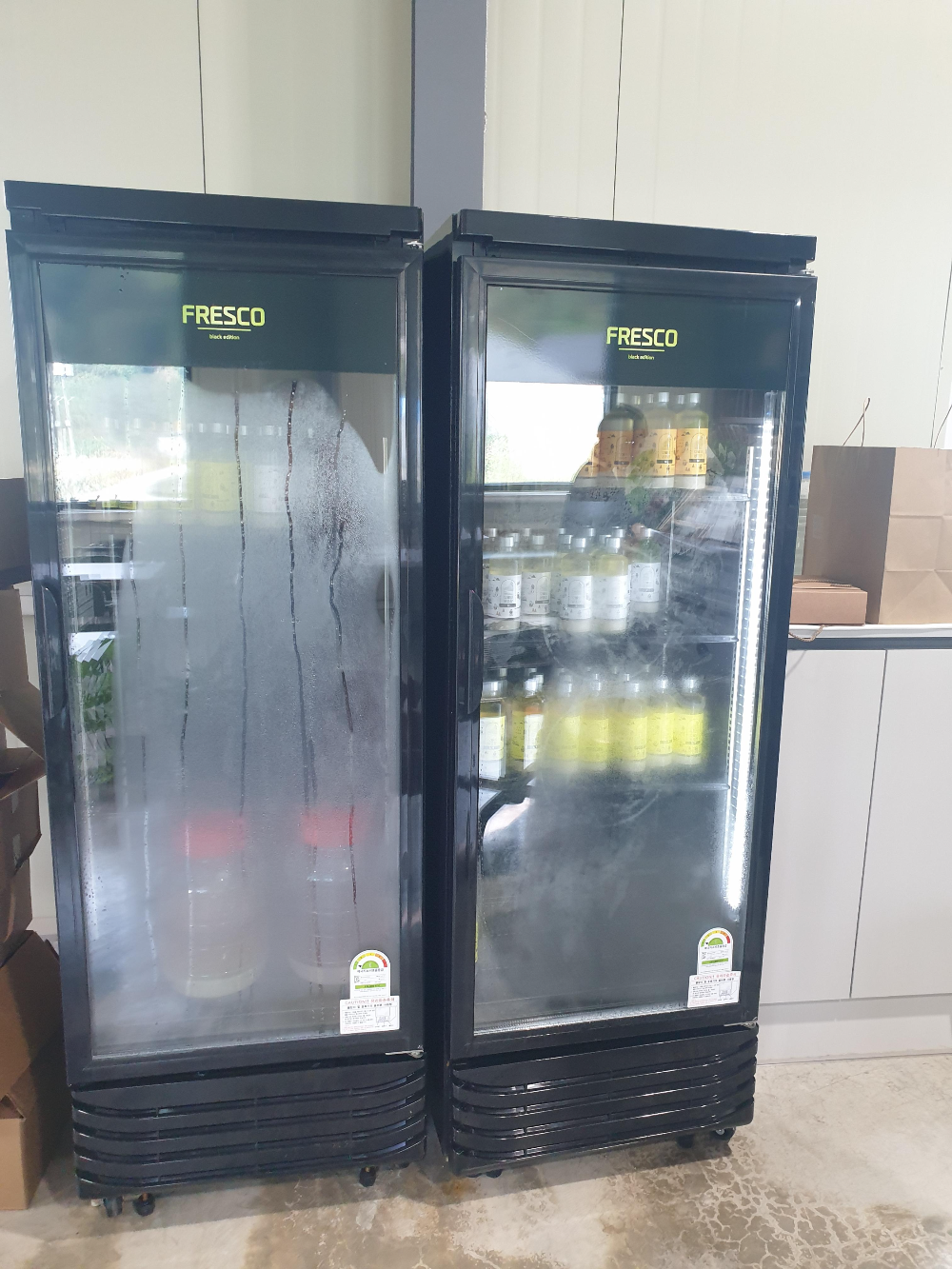 검은색 프레임으로 되어 있는 냉장고 안에 판매용 술이 들어있다.