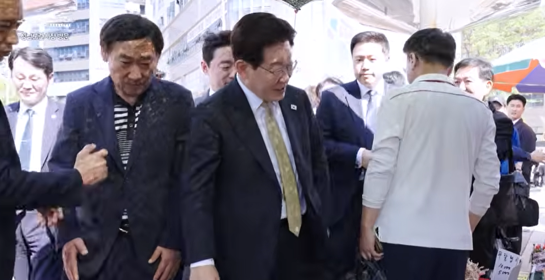 이재명 대통령 모란시장 방문 논란 총정리: 관권 선거인가 민생 행보인가? (법적 쟁점 및 정치적 파장 분석)
