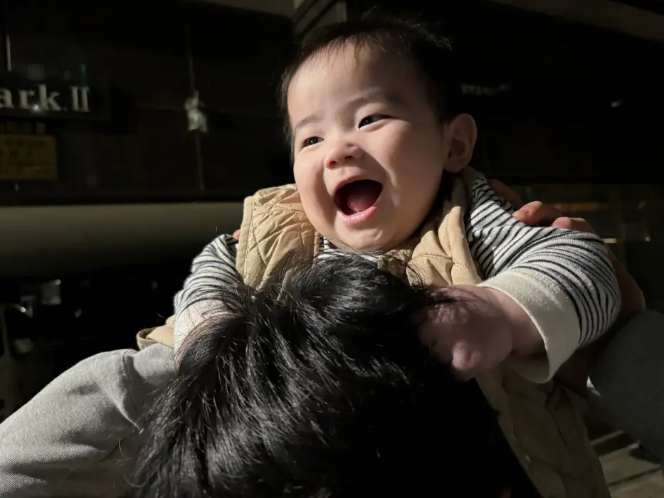 아빠 머리 잡아당기는 아이