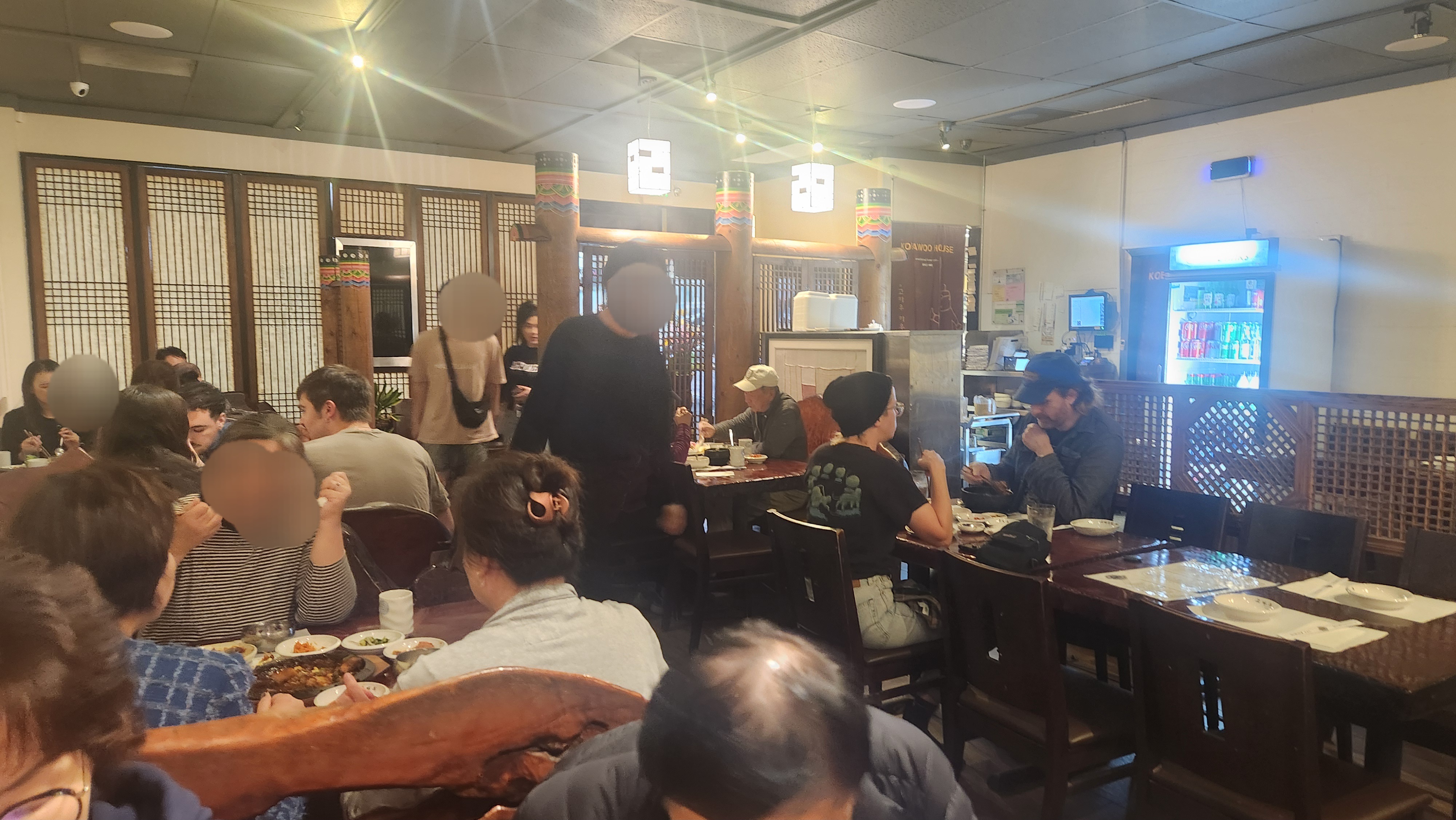 다양한 손님들이 찾는 보쌈 전문점의 따뜻한 풍경 이미지