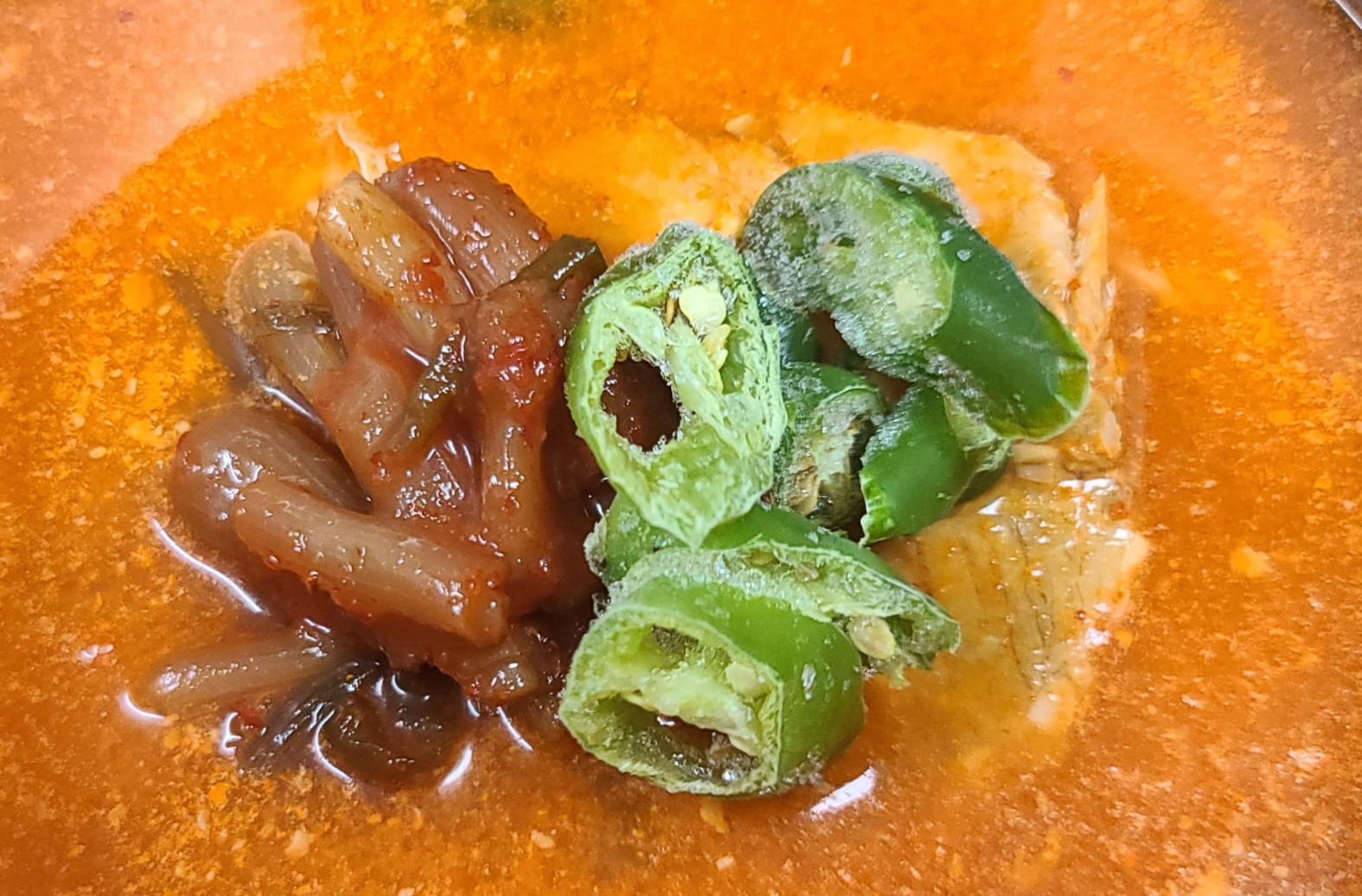 간편식사 외갓집 돼지국밥 얼큰한국물 얼큰부산돼지국밥 넉넉한유통기한 국내산돼지고기 청양고추