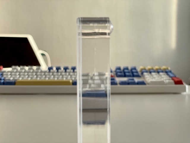 아크릴-팜레스트-키보드-손목받침대-투명한-아크릴-재질로-만들어져서-옆으로-보면-속이-훤히-보인다