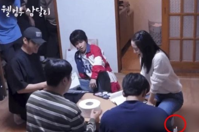 웰컴투 삼달리 드라마 제작 영상에 찍히 지창욱이 전자담배를 들고 있는 모습
