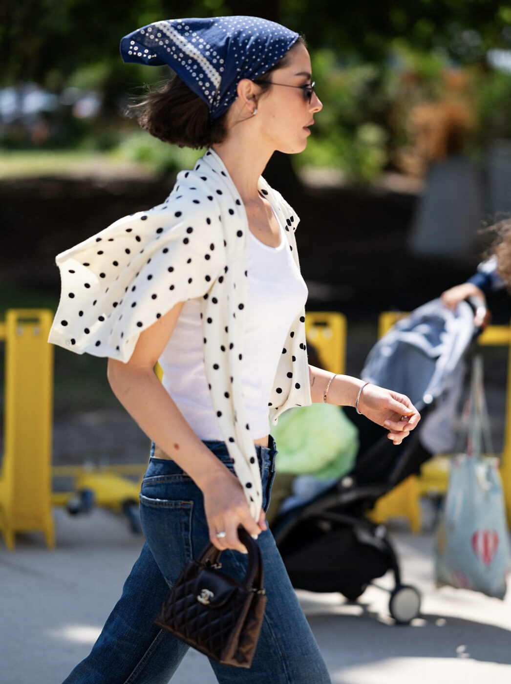 휴양지에서 단 하나의 패턴만 고른다면? 도트 수영복과 홀터넥, 그리고 미니멀한 스카프까지 감성적으로 입기 관련 사진