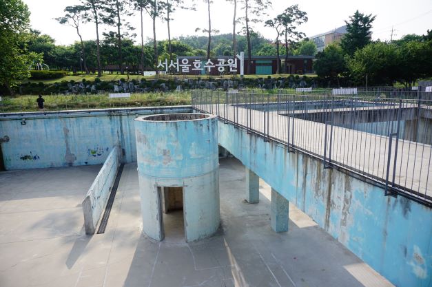 호수공원 해체된 큰크리트 구조물