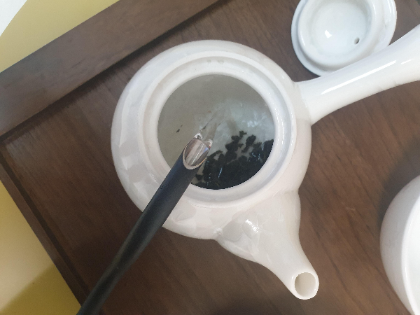 다완 속 불림 된 찻잎이 보인다. 다시 뜨거운물을 부어 본 우림을 한다.