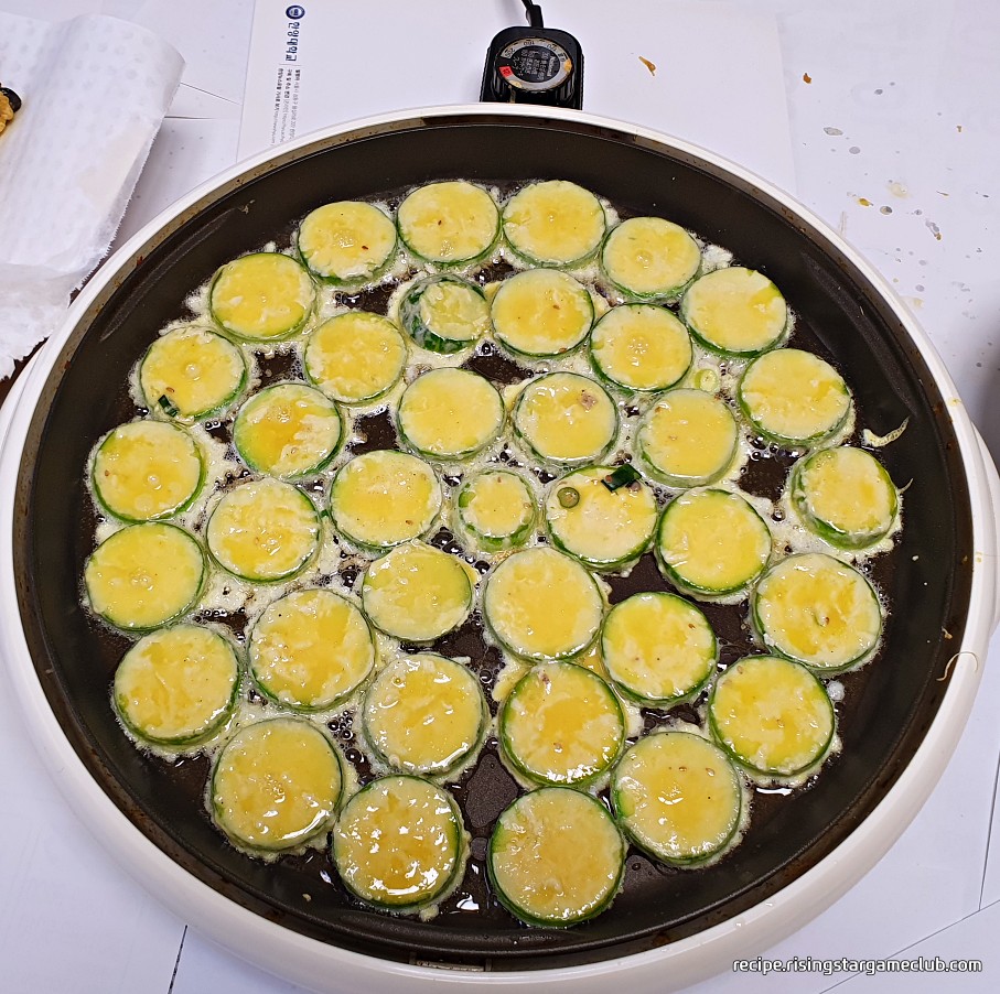 애호박 전을 부치는 사진