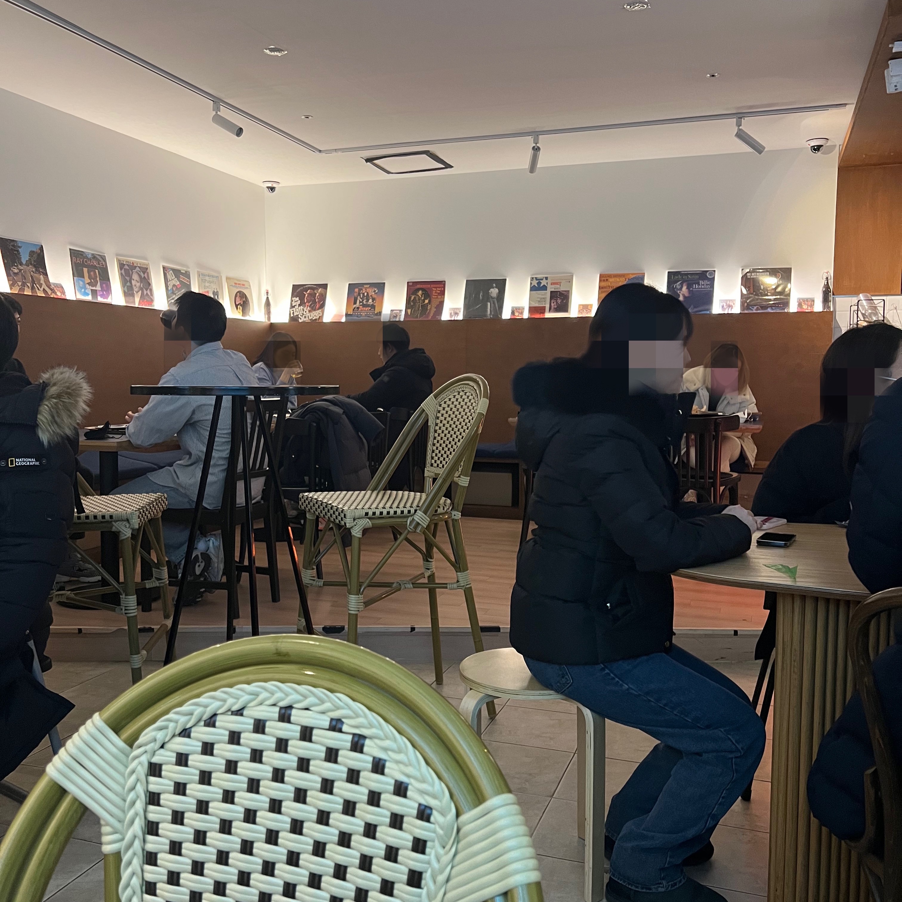 손님-액자-테이블