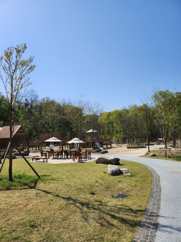 영흥숲공원 야외 테이블과 파라솔