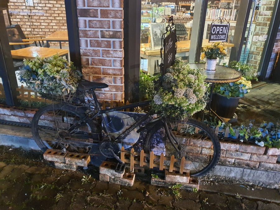 비긴어게인 카페 외부 인테리어