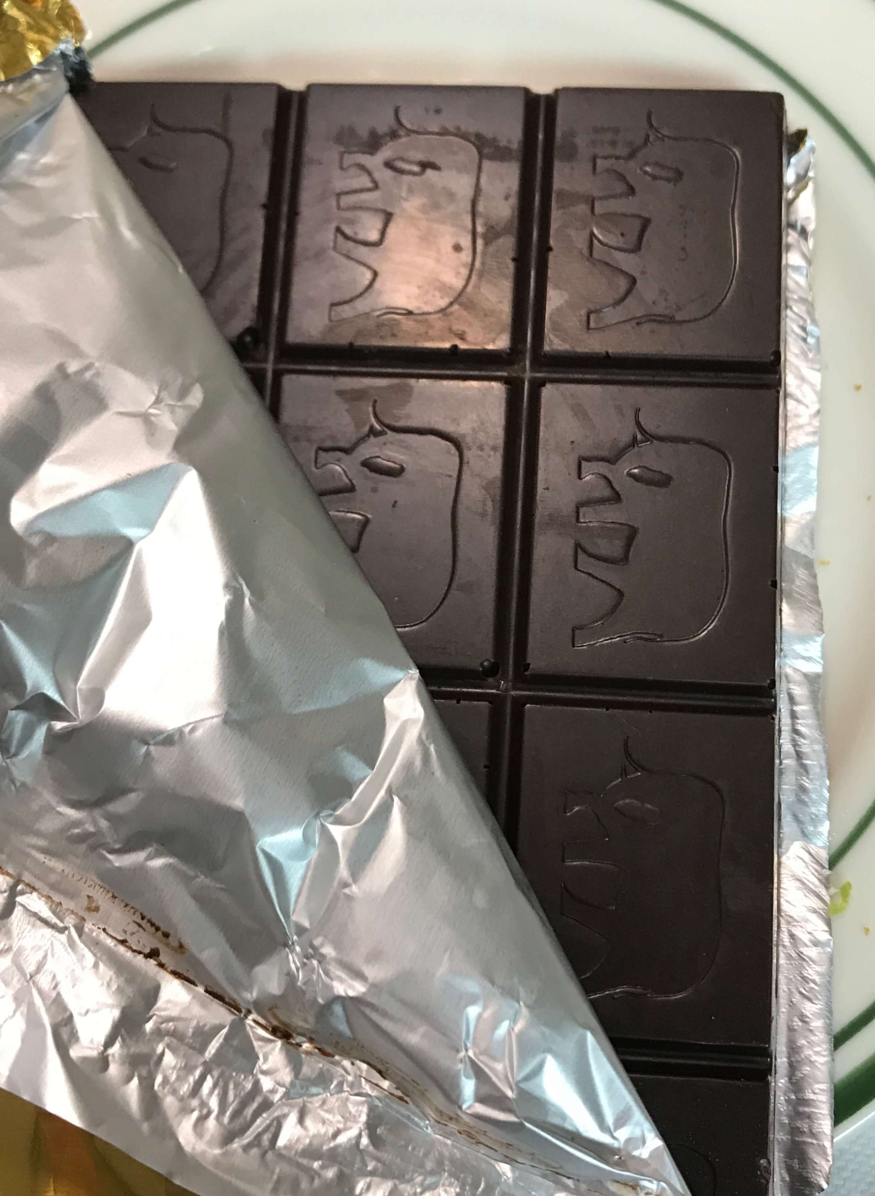 코끼리 그림이 새겨진 초콜릿