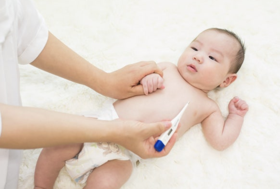 열이나서 체온 제는 중인 아기