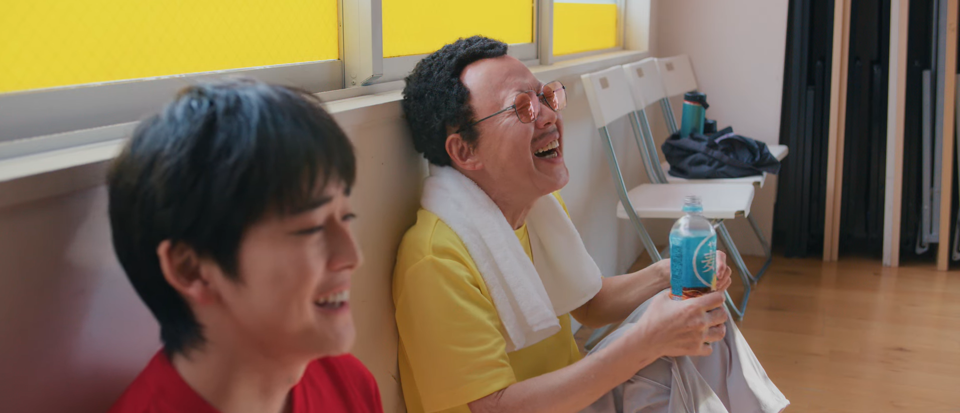 짱구와 원장 선생님이 물을 함께 마시는 모습