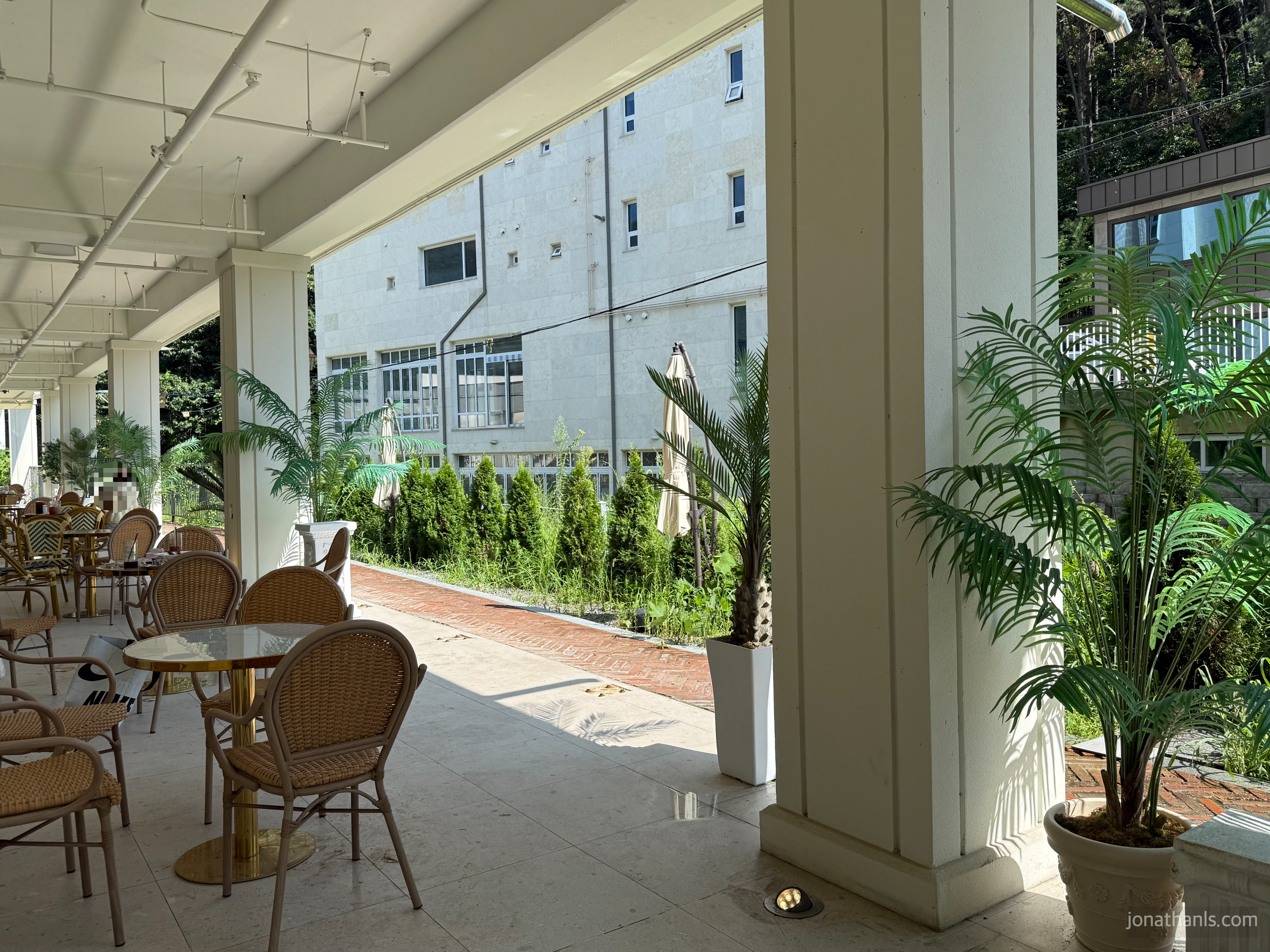 용인 신봉동 몬스마리 베이커리 카페 지하 1층 야외 테라스석