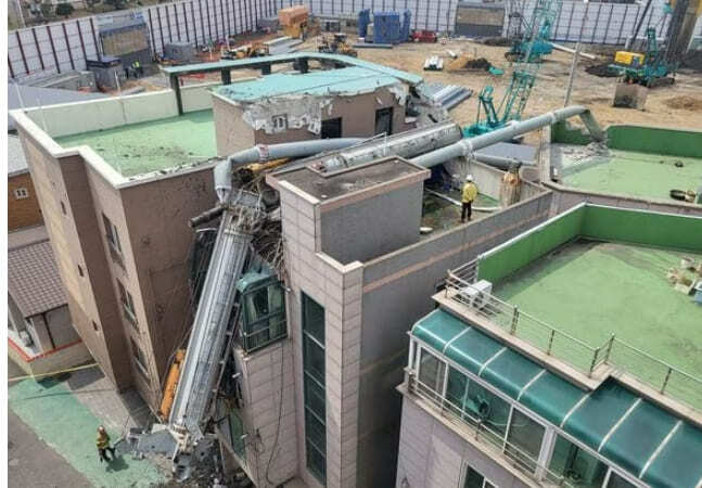 아파트 신축 현장 항타기 전도 모습...지나던 행인 깔린 뻔...충격으로 주민 등 5명 병원 이송