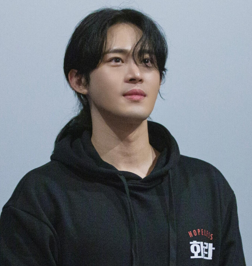 후드티를입은-남성의모습