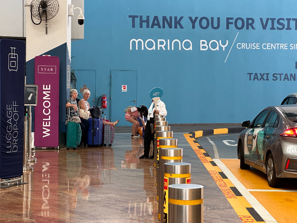 더키 팻말을 들고 있는 직원