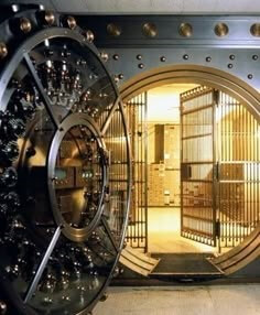 특수-보안장치가-설치되어-안에-황금이-가득-채워져있는-금고