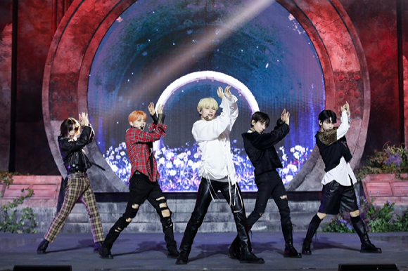 그룹 투모로우바이투게더가 12일 서울 동대문구 경희대학교 서울캠퍼스 평화의전당에서 열린 정규 3집 &#39;이름의 장: FREEFALL&#39; 발매 기념 쇼케이스에서 포즈를 취하고 있다. [사진=빅히트뮤직]