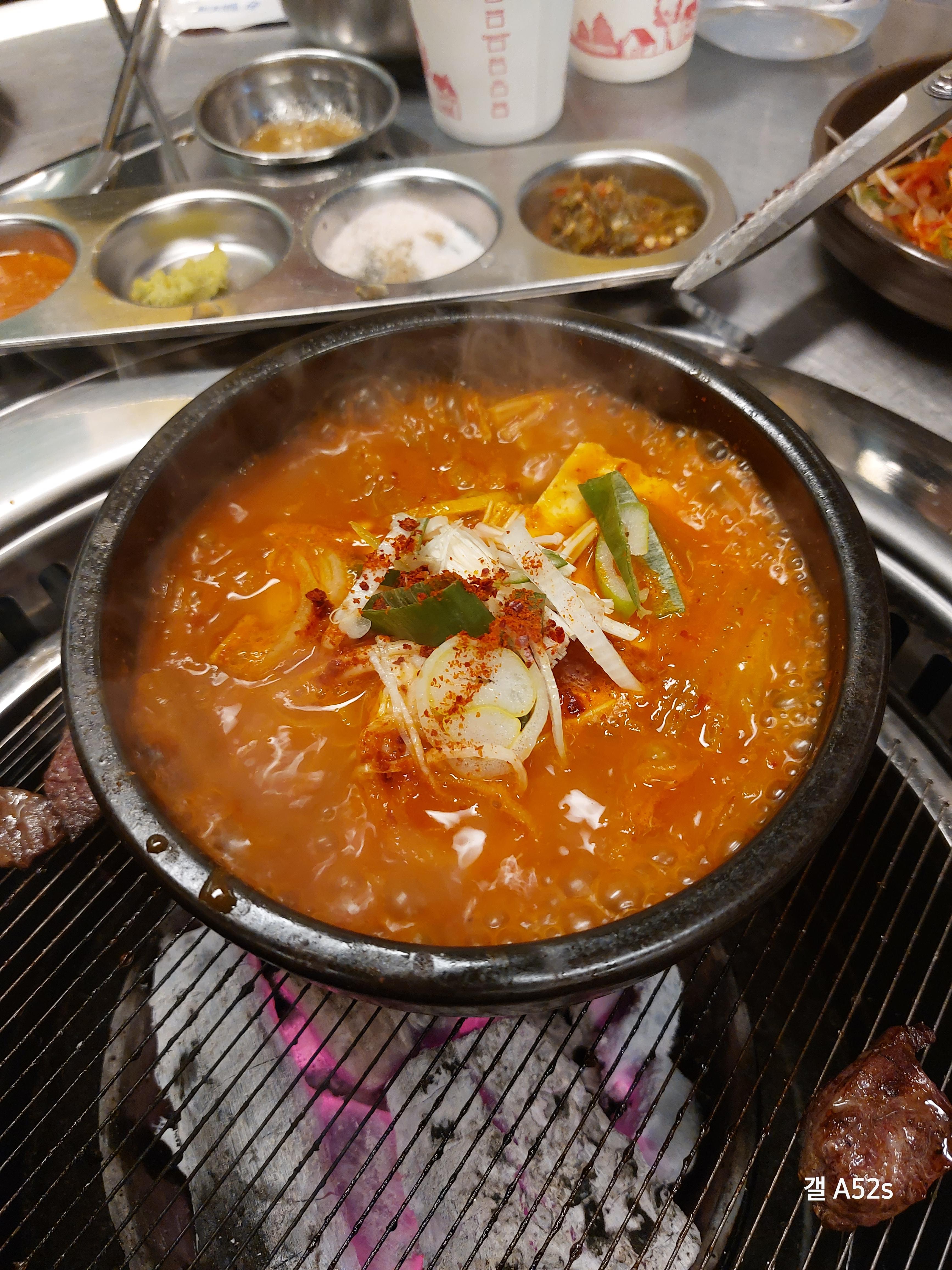 김치찌개는 건더기 풍성함!! 굿 베리굿!!
