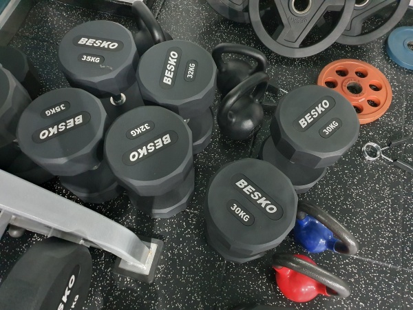 바닥에-놓여있는-아령