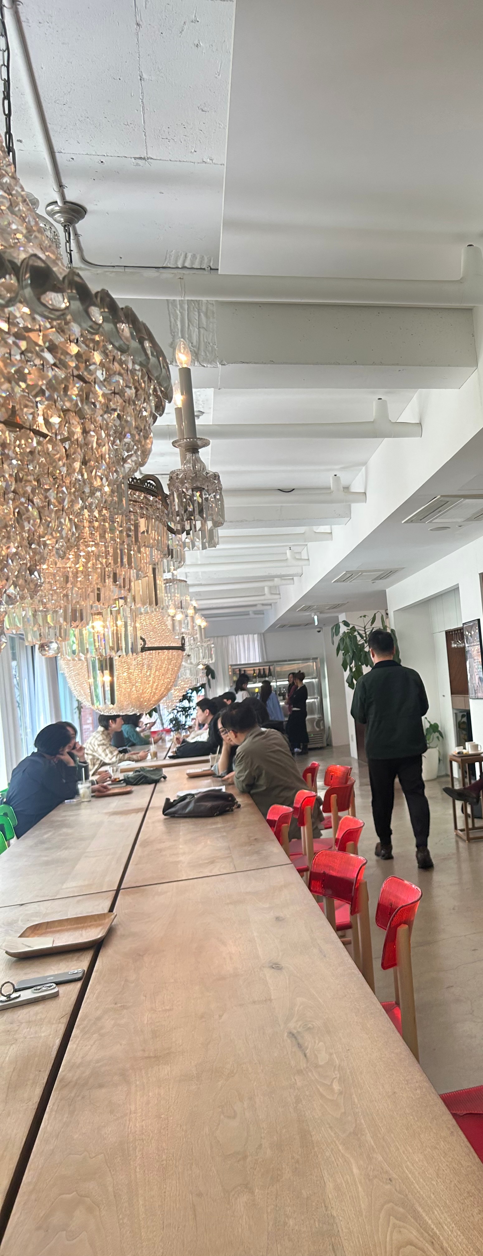 피크닉 카페 내부. 천장에 많은 샹들레에가 이색적